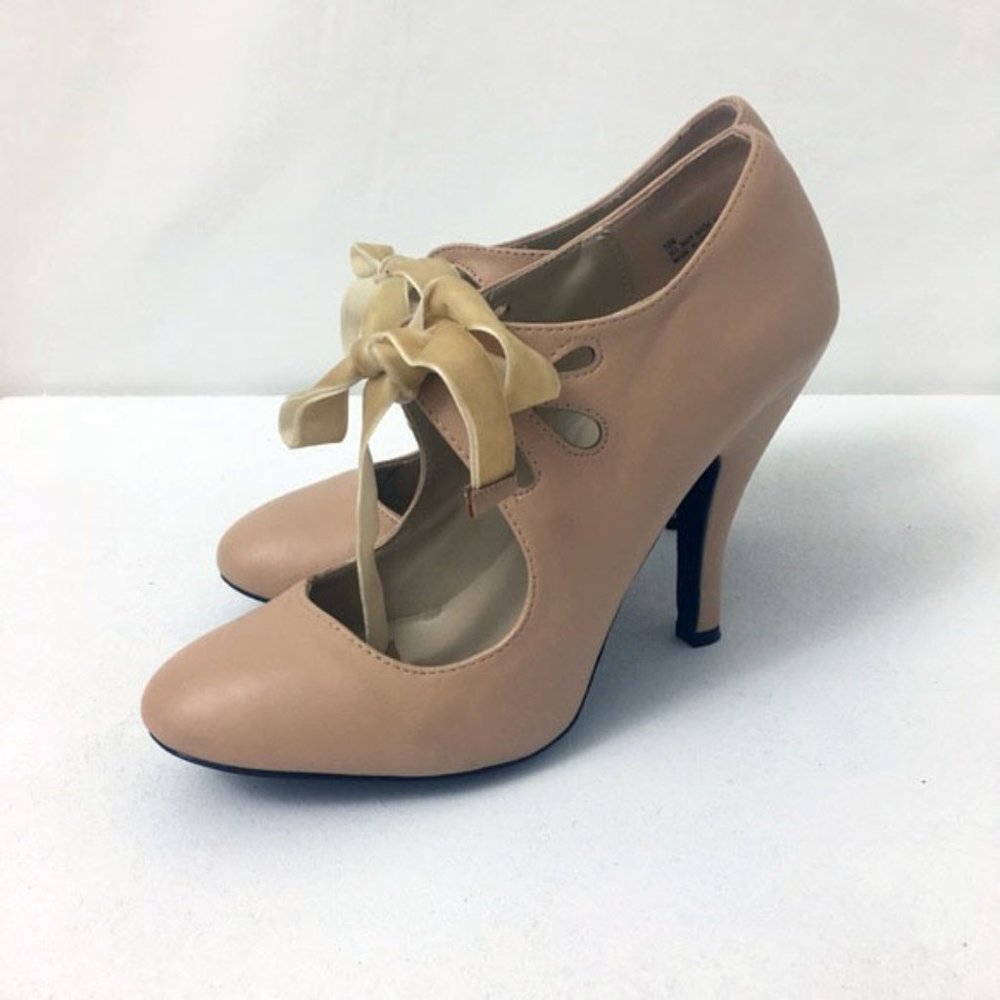 Retro style - cut out heels - cream Sz 10